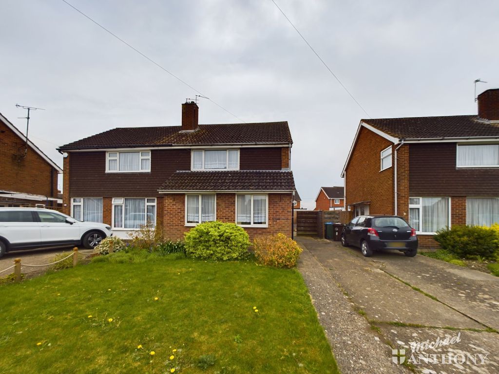 3 bed semidetached house for sale in Greetham Road, Aylesbury