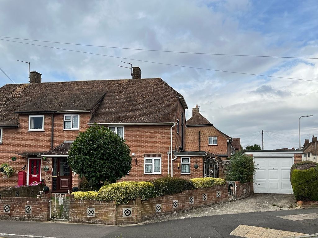 3 bed semidetached house for sale in Chestnut Crescent, Newbury RG14