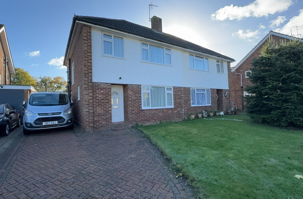 3 bed semidetached house to rent in Springfield Park, Twyford RG10, £
