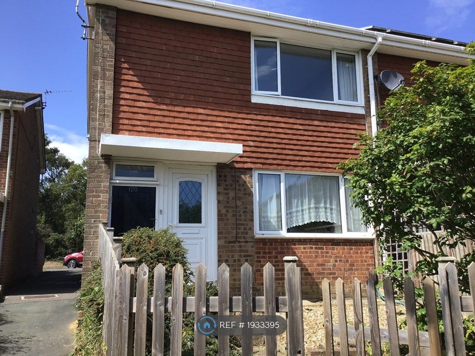 3 bed end terrace house to rent in Sandy Hill Road, Farnham GU9, £1,650