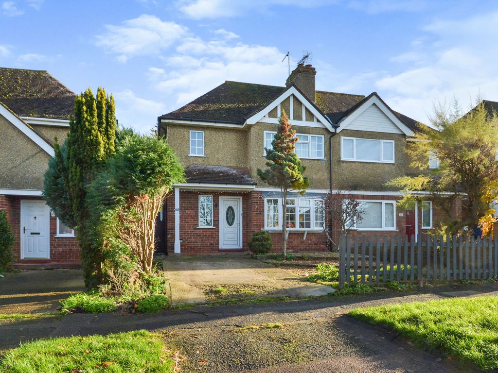 3 bed semidetached house for sale in Bradwell Road, Bradville, Milton