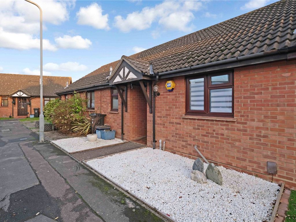 1 bed bungalow for sale in Headingley Close, Hainault, Ilford IG6 Zoopla