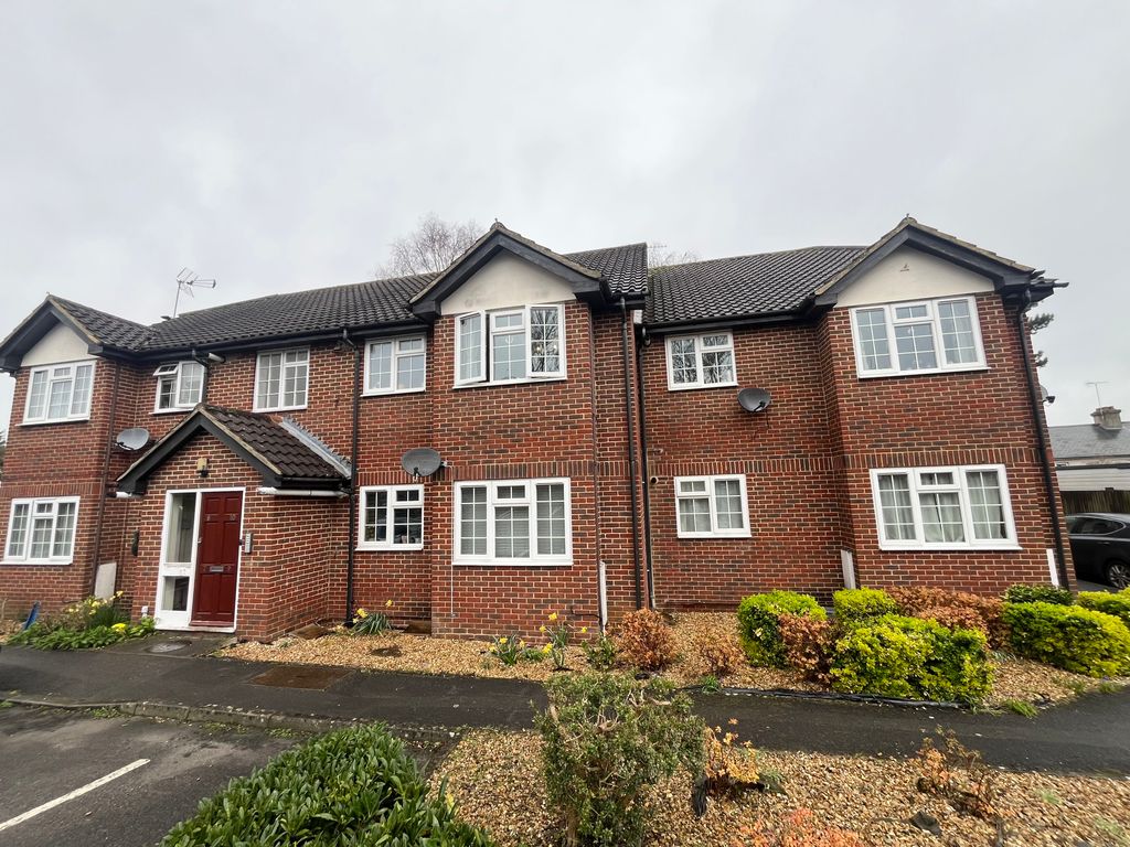 2 bed flat to rent in Elston Road, Aldershot GU12, £1,300 pcm Zoopla