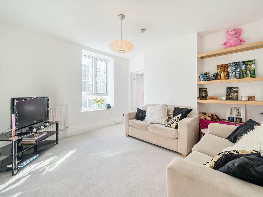 3 bed flat for sale in Dog Kennel Hill Estate, London SE22, £400,000