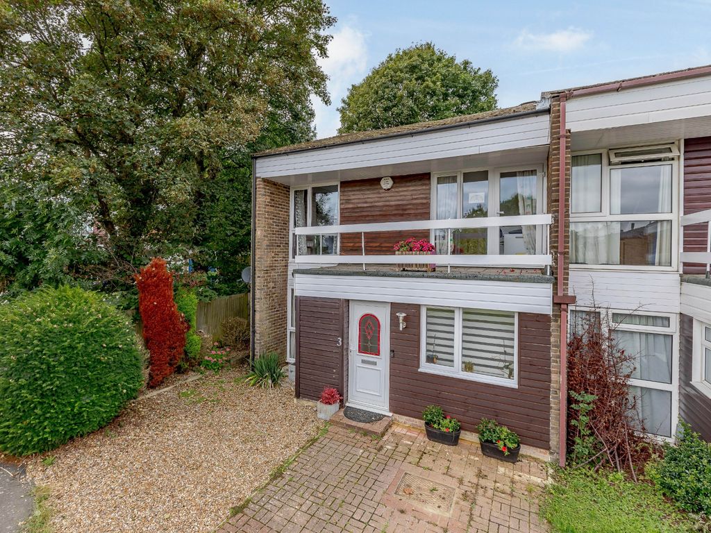 4 bed end terrace house for sale in Milton Lawns, Amersham HP6, £