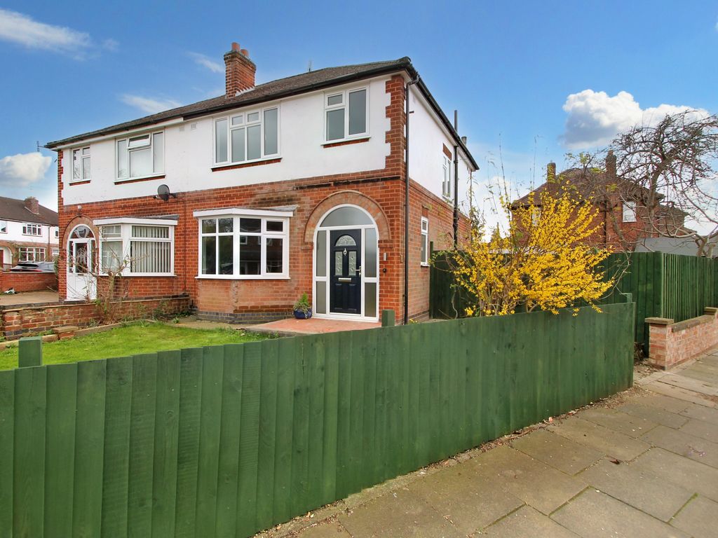 3 bed semidetached house for sale in Meadvale Road, Knighton
