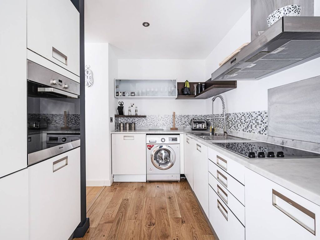 Featherstone Street, City, London EC1Y  