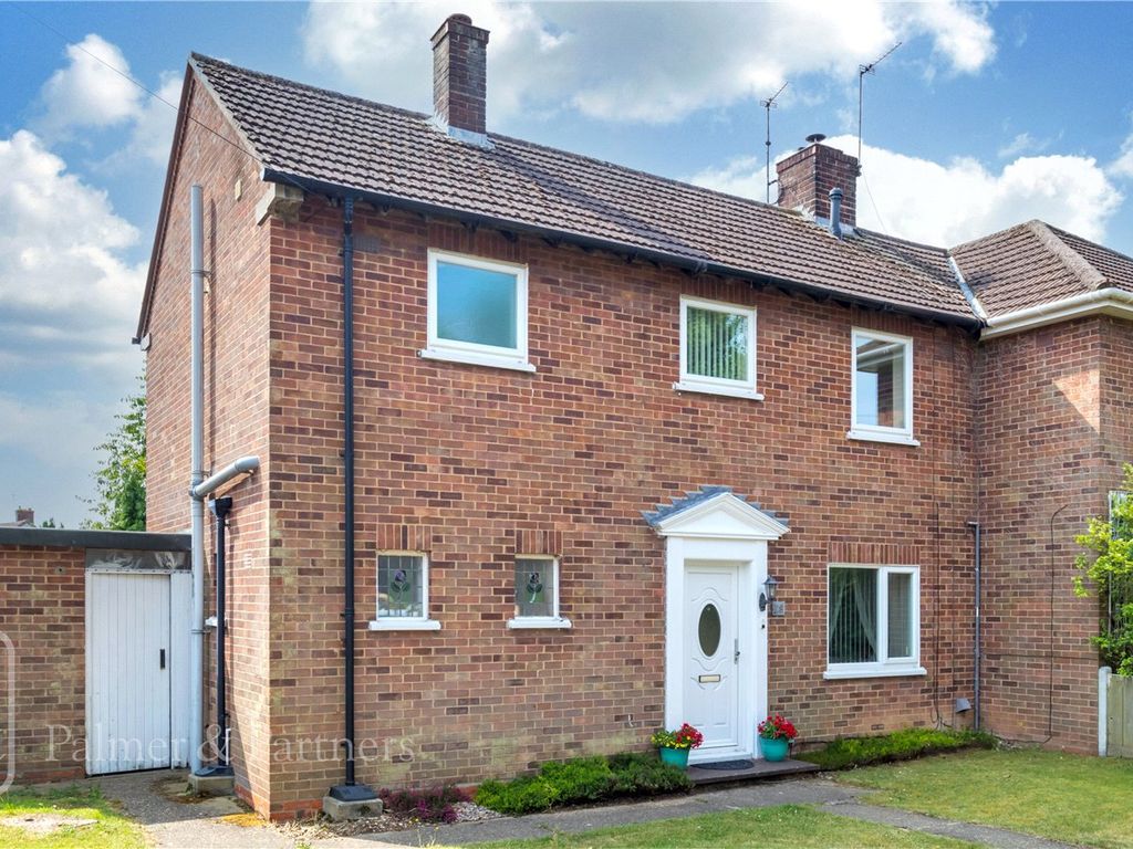 3 bed semidetached house for sale in John Kent Avenue, Colchester