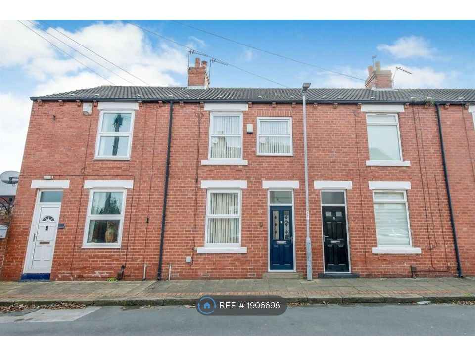 3 bed terraced house to rent in Hope Street West, Castleford WF10, £925