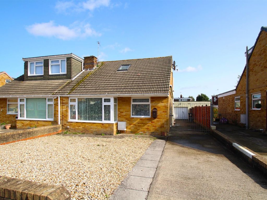 3 bed semidetached bungalow for sale in Halifax Close, Wroughton