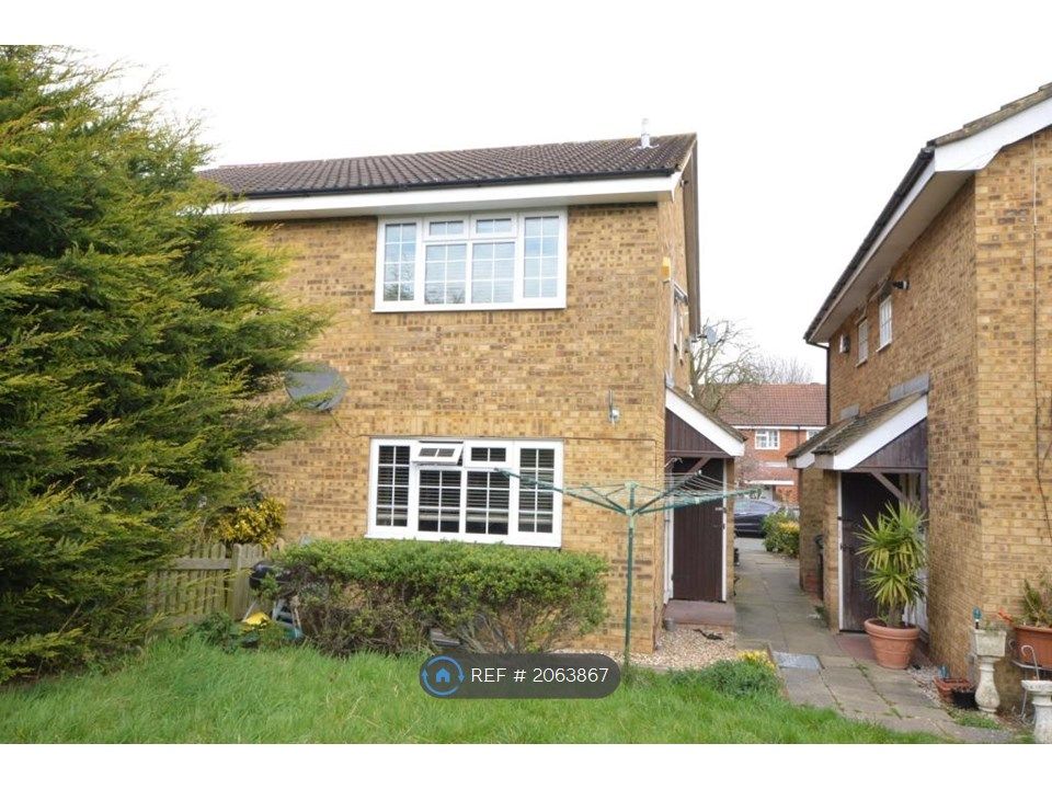 1 bed terraced house to rent in Foxglove Lane, Chessington KT9, £1,290