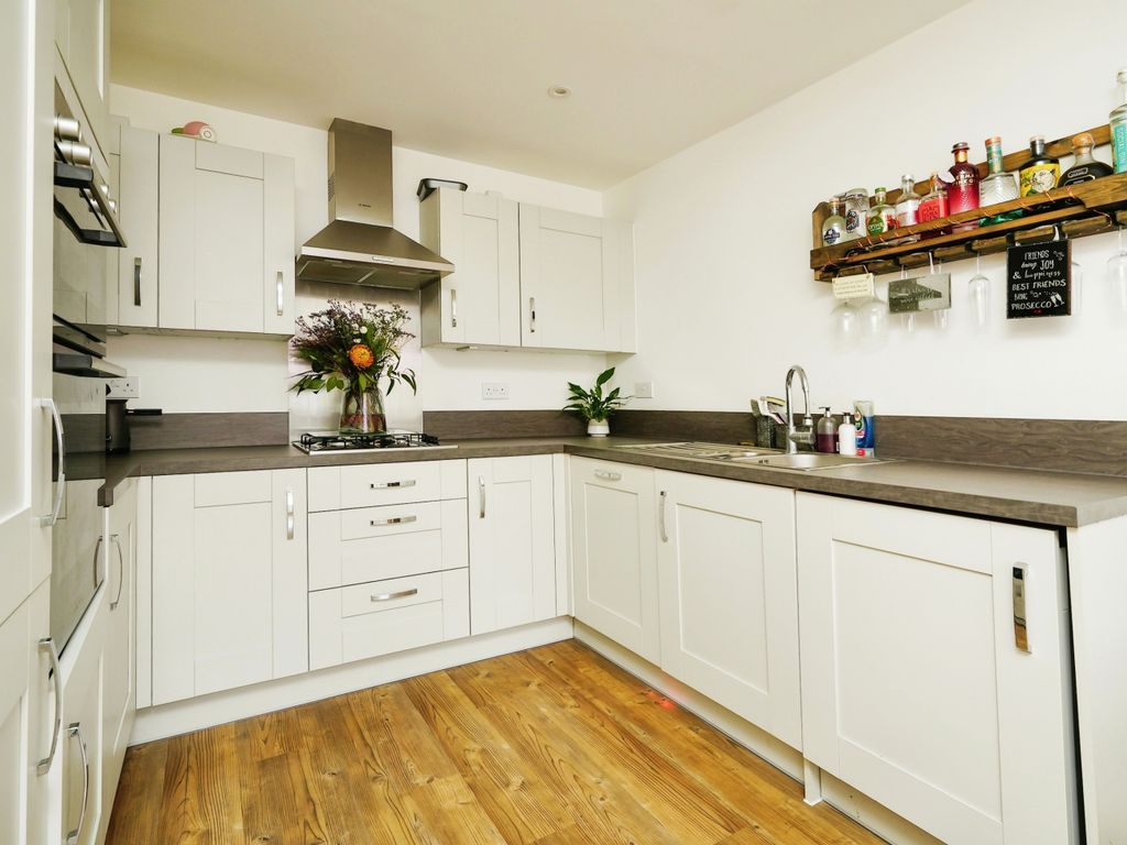 3 bed semidetached house for sale in Wheatfield Drive, Witney OX29, £