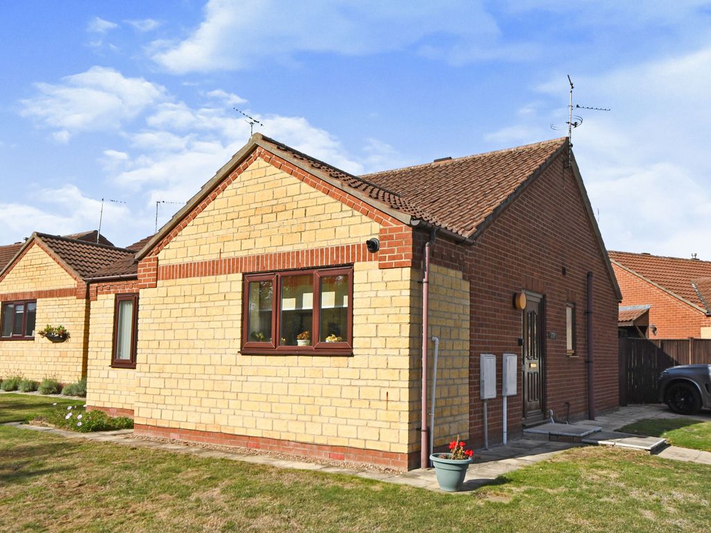 2 bed bungalow for sale in Meadowlake Close, Lincoln, Lincolnshire LN6