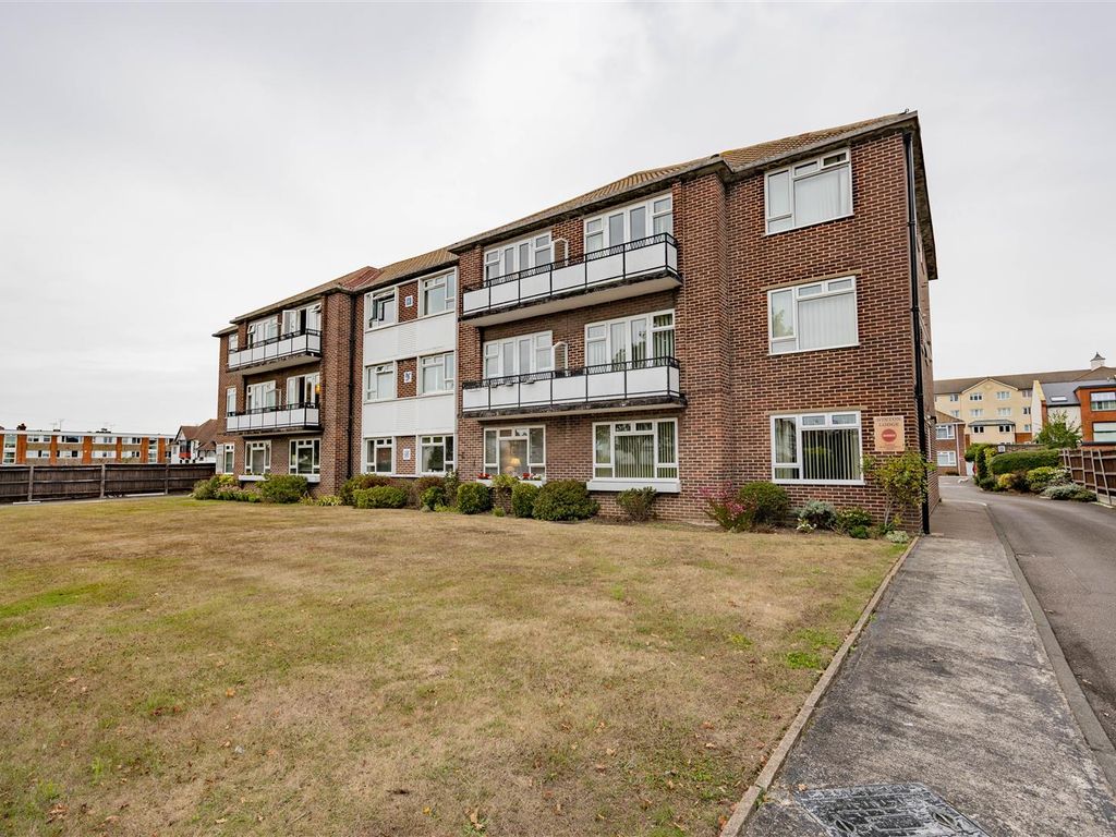 2 bed flat for sale in Winton Lodge, Imperial Avenue, Chalkwell SS0