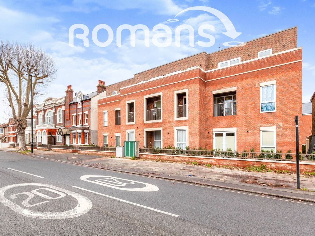 2 bed flat to rent in Hanworth Road, Feltham TW13, £1,850 pcm Zoopla