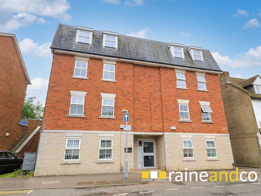 2 bed flat for sale in Caxton Lodge, Hatfield AL9, £240,000 Zoopla