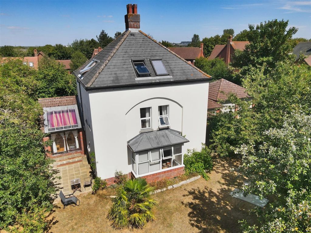 5 bed detached house for sale in Beaumaris Grove, Shenley Church End