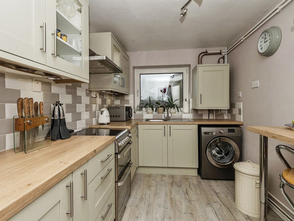 2 bed flat for sale in Vale Court, Wheathampstead, St. Albans AL4 Zoopla