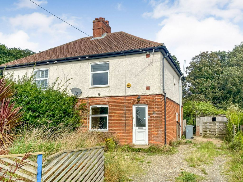 3 bed semidetached house for sale in Wood Lane, Buckenham, Norwich