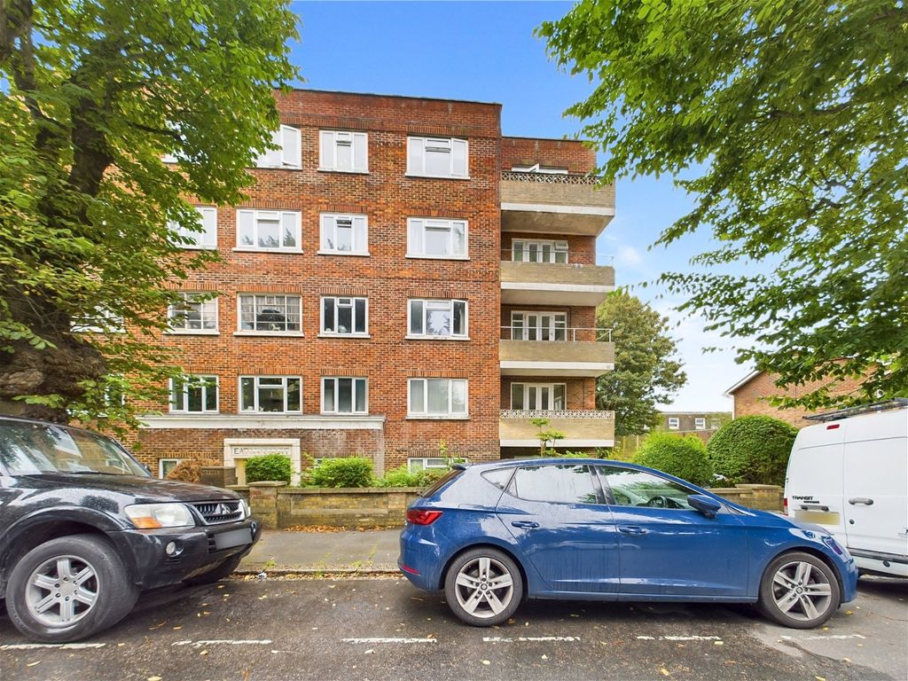3 bed flat for sale in Eaton Court, Eaton Gardens, Hove BN3, £375,000