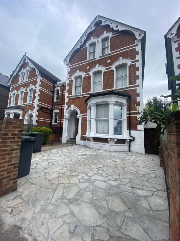 Room to rent in Stapleton Hall Road, London N4, £950 pcm Zoopla