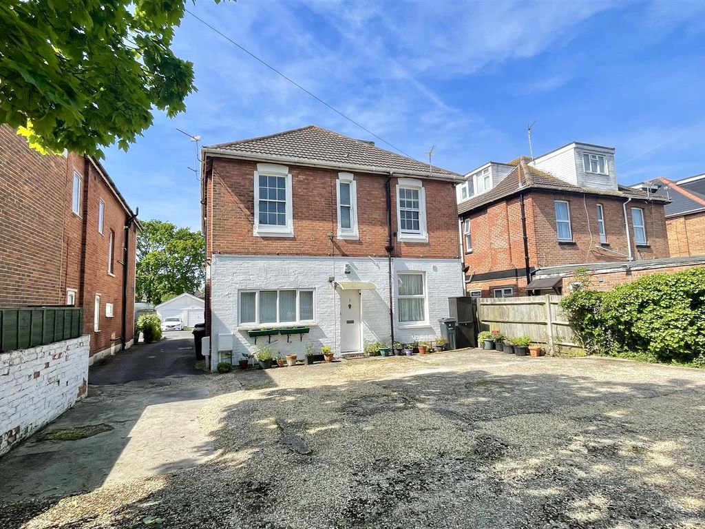 1 bed flat for sale in Hamilton Road, Bournemouth BH1, £