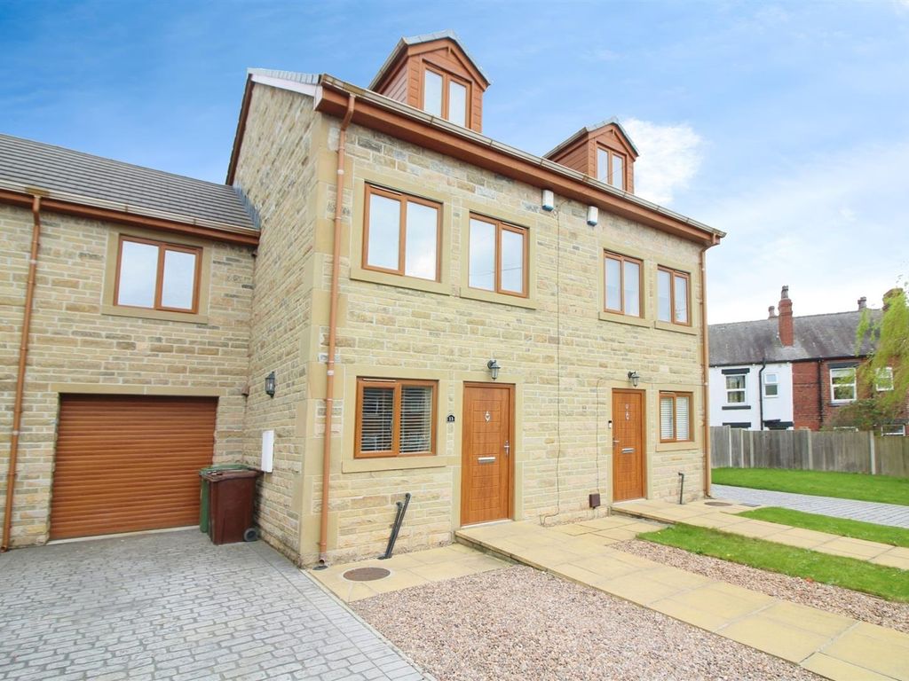 4 bed town house for sale in Woodland Garth, Rothwell, Leeds LS26, £299,995 Zoopla