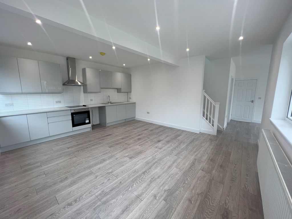 3 bed semidetached bungalow to rent in High Street, Caerleon NP18, £