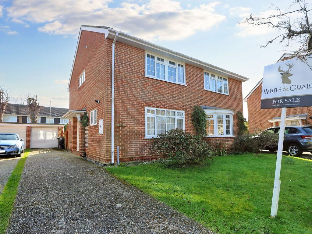 3 bed semidetached house for sale in Denham Gardens, Netley Abbey SO31