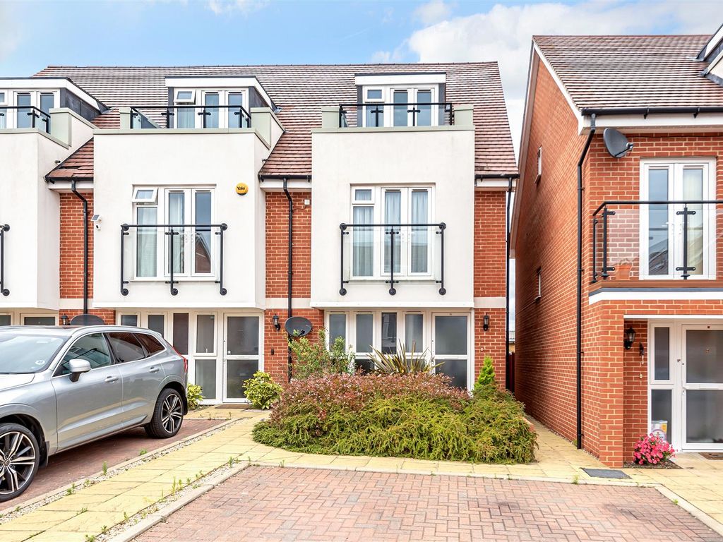 3 bed end terrace house for sale in Kensal Green Drive, Maidenhead SL6