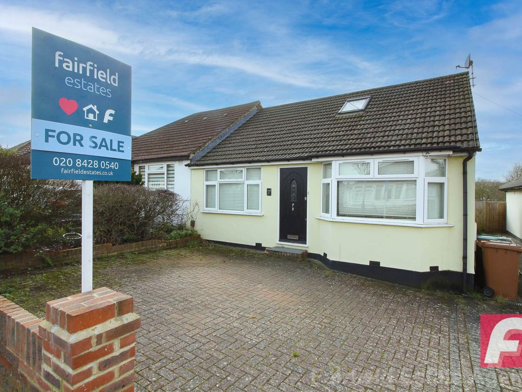 3 bed semidetached bungalow for sale in St Drive, Carpenders
