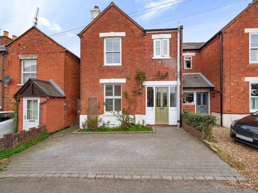 3 bed semidetached house for sale in Mount Pleasant, Wokingham