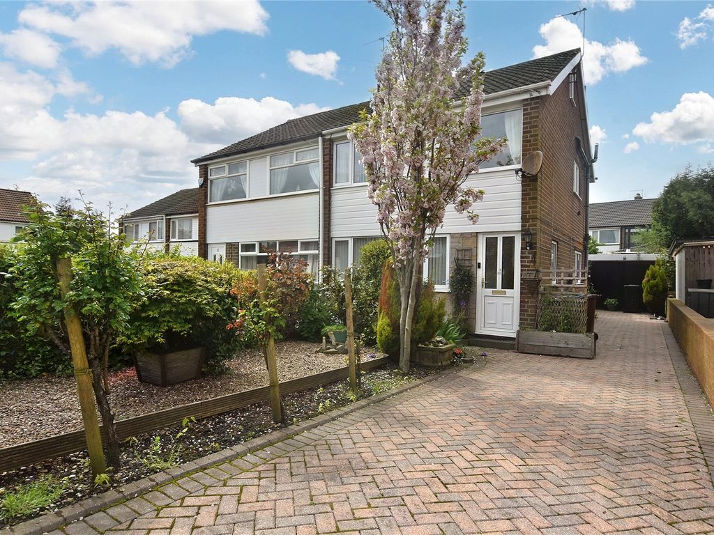 3 bed semidetached house for sale in Scotchman Close, Morley, Leeds