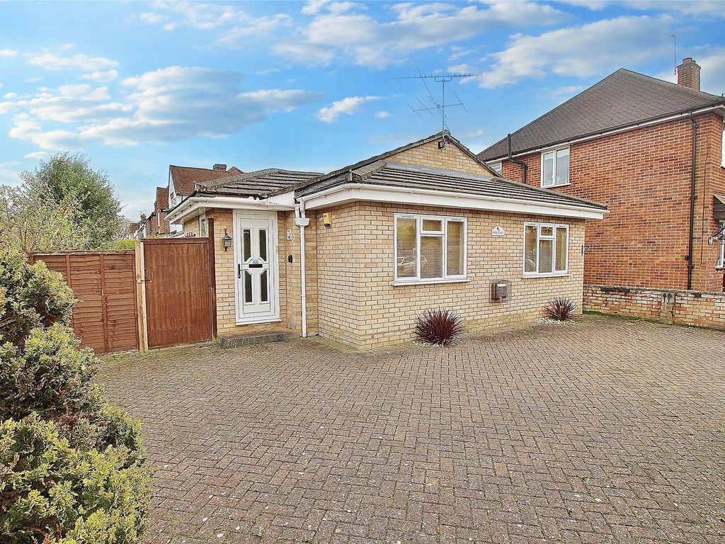 3 bed bungalow for sale in Knaphill, Woking, Surrey GU21, £550,000 Zoopla