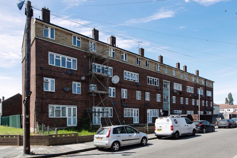 3 bed flat to rent in Chelmer Crescent, Barking IG11 Zoopla