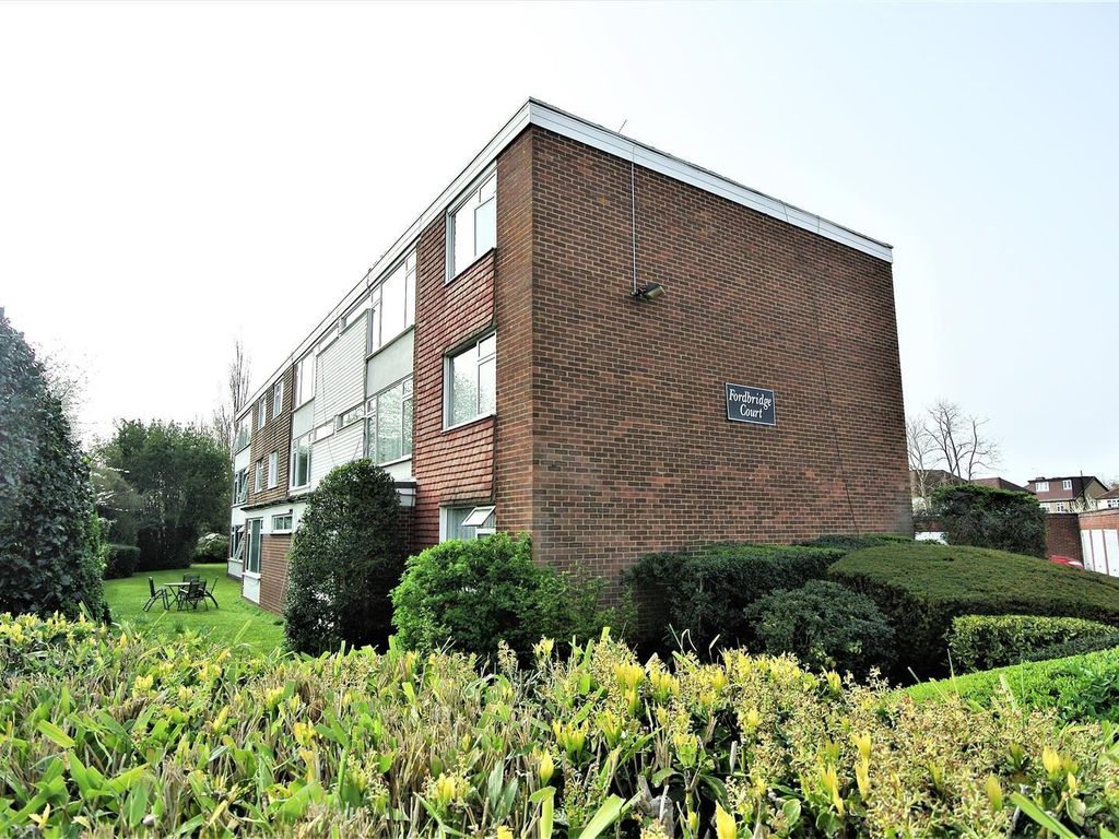 2 bed flat to rent in Fordbridge Road, Ashford TW15 Zoopla