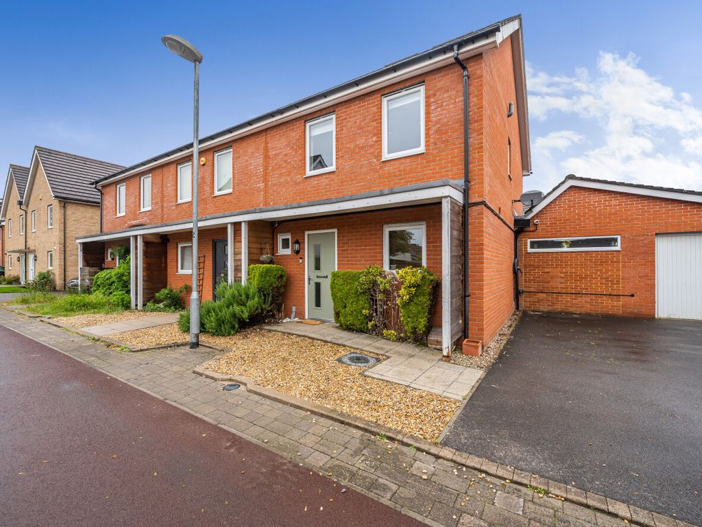 4 bed end terrace house for sale in Buccaneer Road, Bracknell