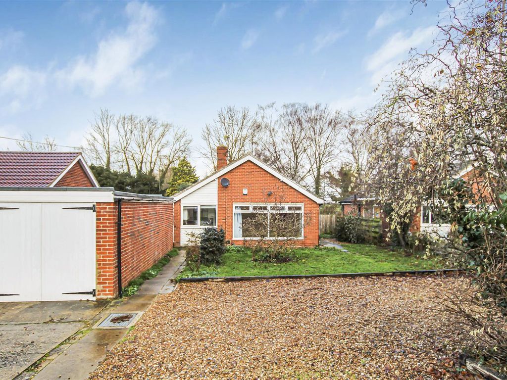3 bed detached bungalow for sale in Church Road, Hauxton, Cambridge