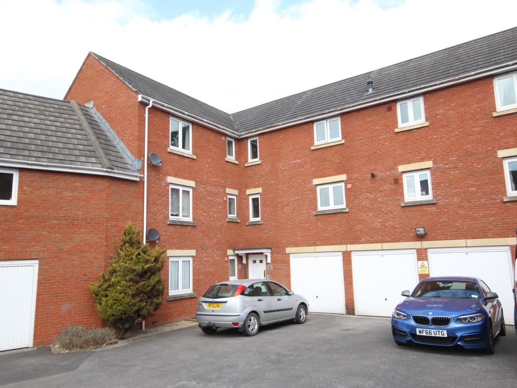 2 bed flat to rent in Crusader Close, Bridgwater TA6, £975 pcm Zoopla