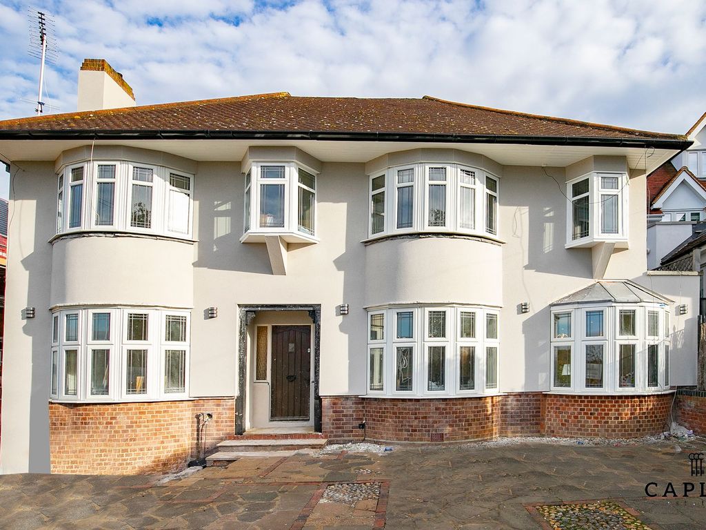 5 bed detached house to rent in Eleven Acre Rise, Loughton IG10, £4,500