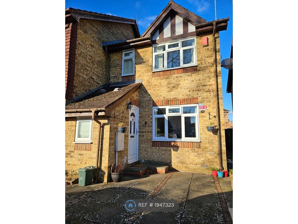 3 bed end terrace house to rent in Clovelly Close, Pinner HA5, £2,300