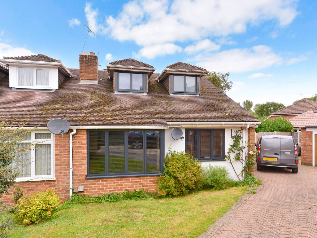 4 bed semidetached house for sale in Malthouse Mead, Godalming GU8, £