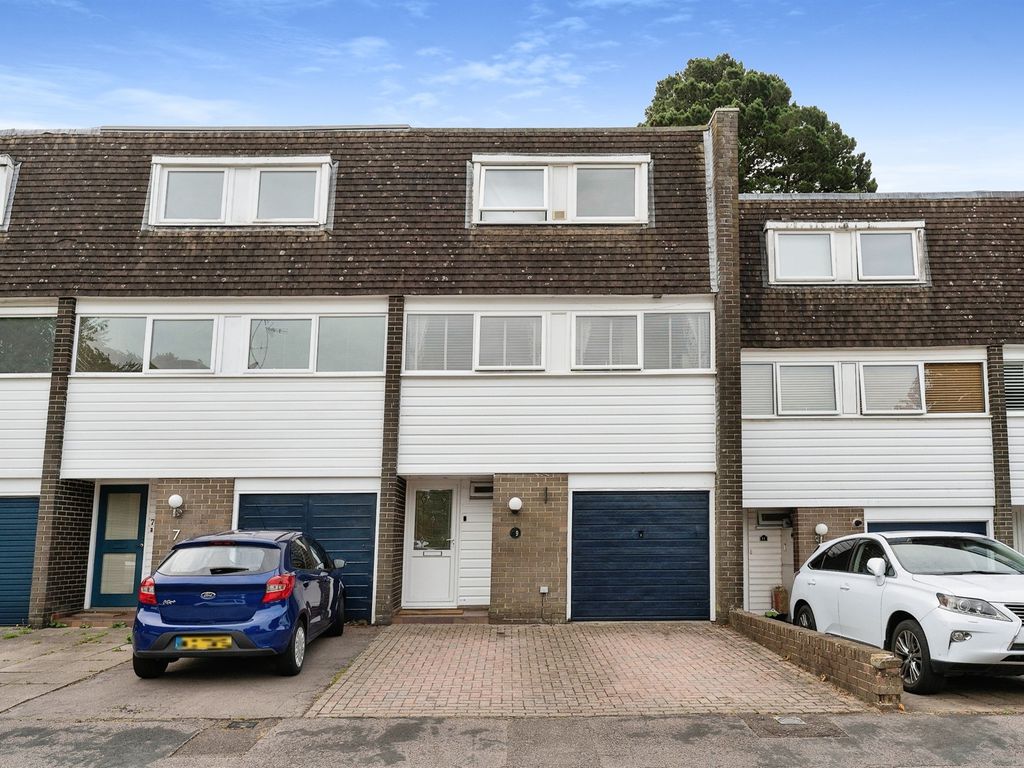 4 bed town house for sale in Hawthorn Close, Horsham RH12 Zoopla