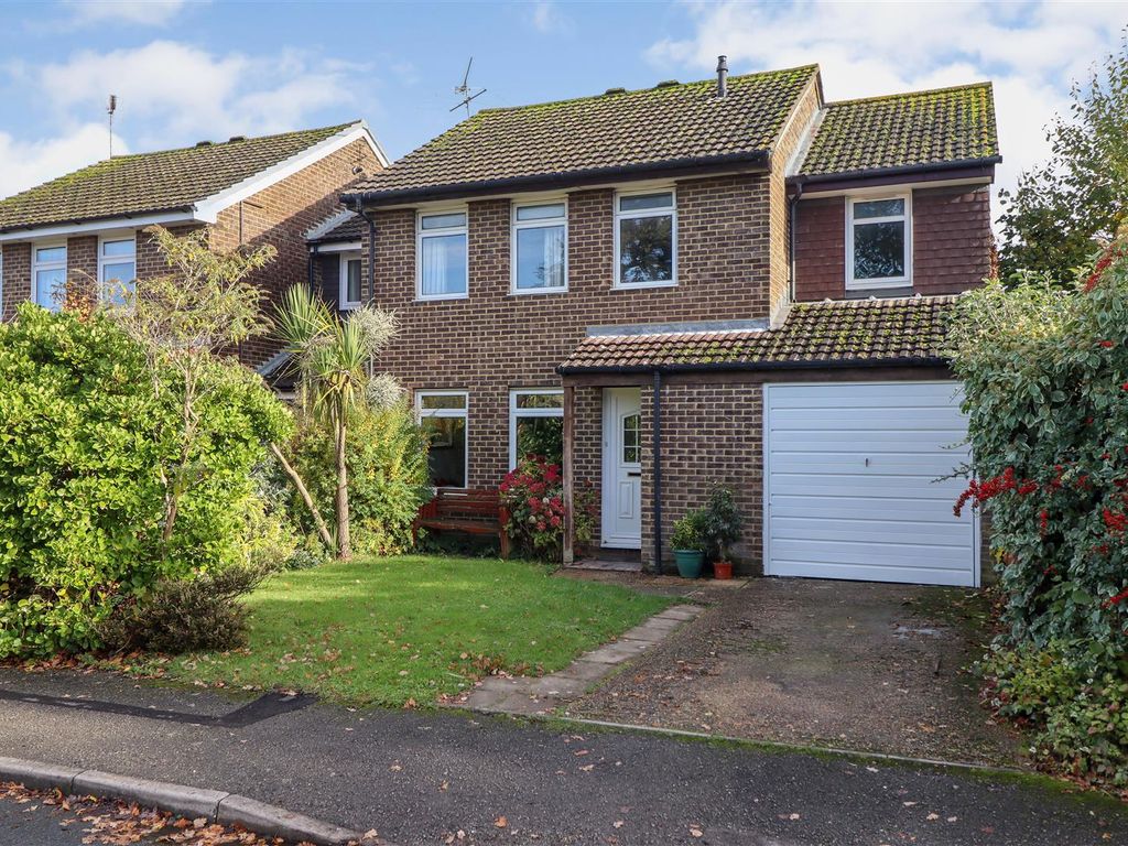 5 bed linkdetached house for sale in Speedwell Way, Horsham RH12, £