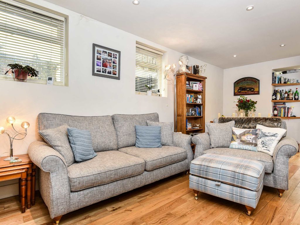 2 bed flat to rent in Cambray Road, London SW12, £2,400 pcm Zoopla