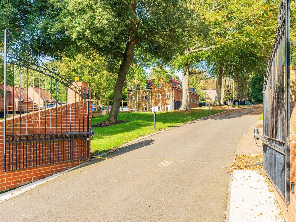 2 bed flat to rent in Overstrand Road, Cromer NR27, £1,000 pcm Zoopla