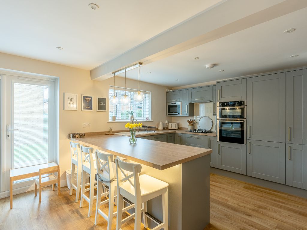 3 bed end terrace house for sale in Adelante Close, Stoke Gifford