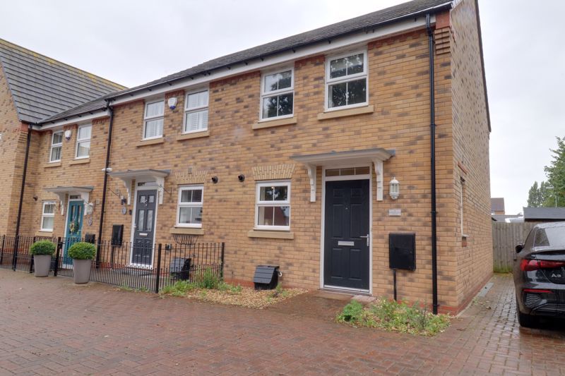 2 bed town house to rent in Avondale Circle, Stafford ST18, £850 pcm