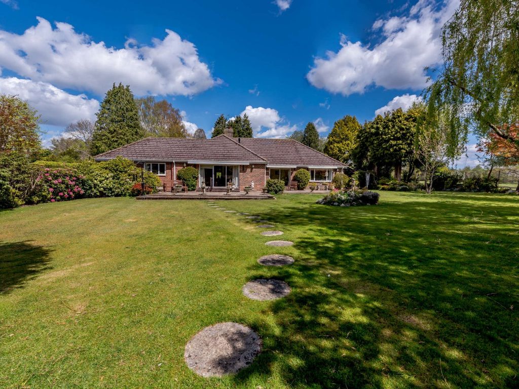 4 bed bungalow for sale in Denne Park, Horsham RH13 Zoopla