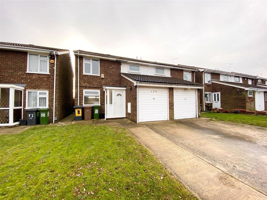 3 bed semidetached house to rent in Buckingham Drive, Luton LU2, £
